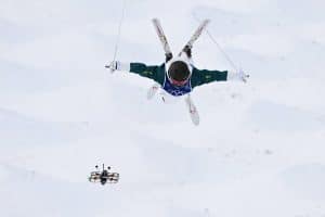 Drône lors d'une épreuve de ski des Jeux Olympiques drone proche du skieur en plein saut